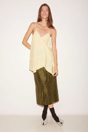 TOP À BRETELLES LATTE EN SATIN D'ACÉTATE JAUNE