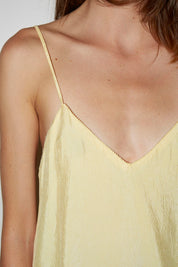 TOP À BRETELLES LATTE EN SATIN D'ACÉTATE JAUNE