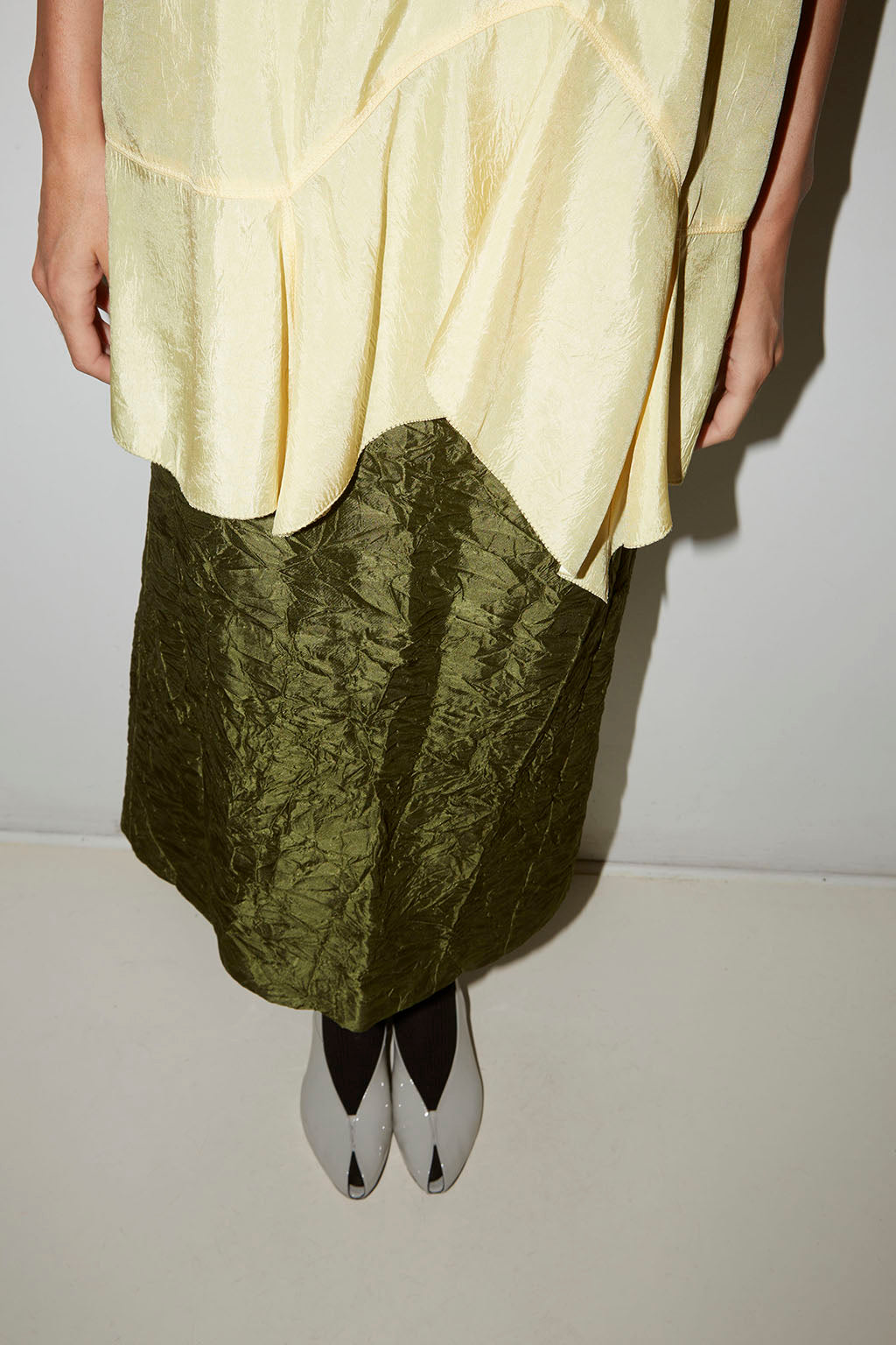 TOP À BRETELLES LATTE EN SATIN D'ACÉTATE JAUNE