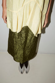 TOP À BRETELLES LATTE EN SATIN D'ACÉTATE JAUNE