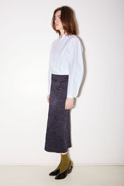 JUPE MIDI MARTHA EN SATIN FROISSÉ NAVY - ROSEANNA