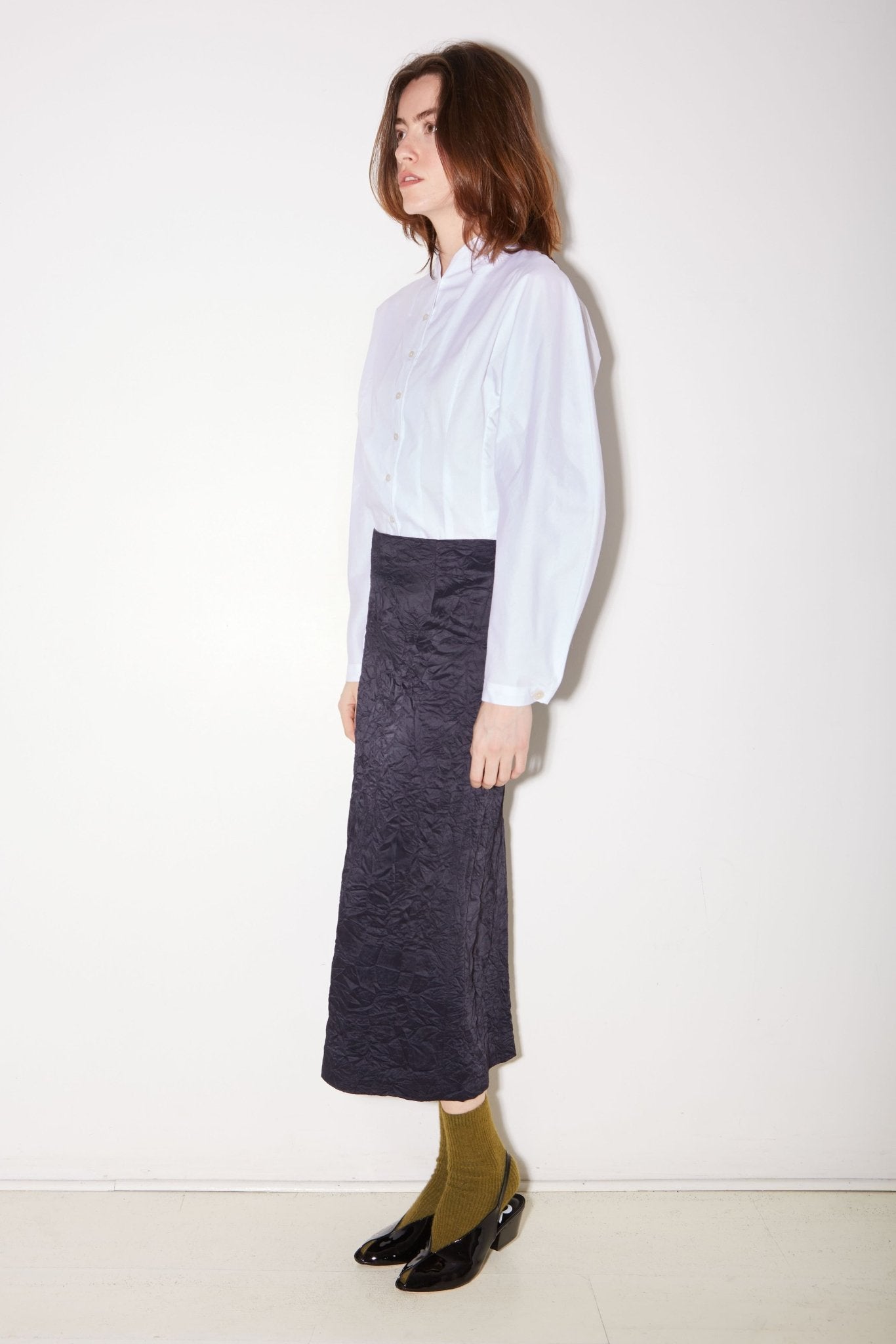 JUPE MIDI MARTHA EN SATIN FROISSÉ NAVY - ROSEANNA
