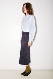 JUPE MIDI MARTHA EN SATIN FROISSÉ NAVY - ROSEANNA