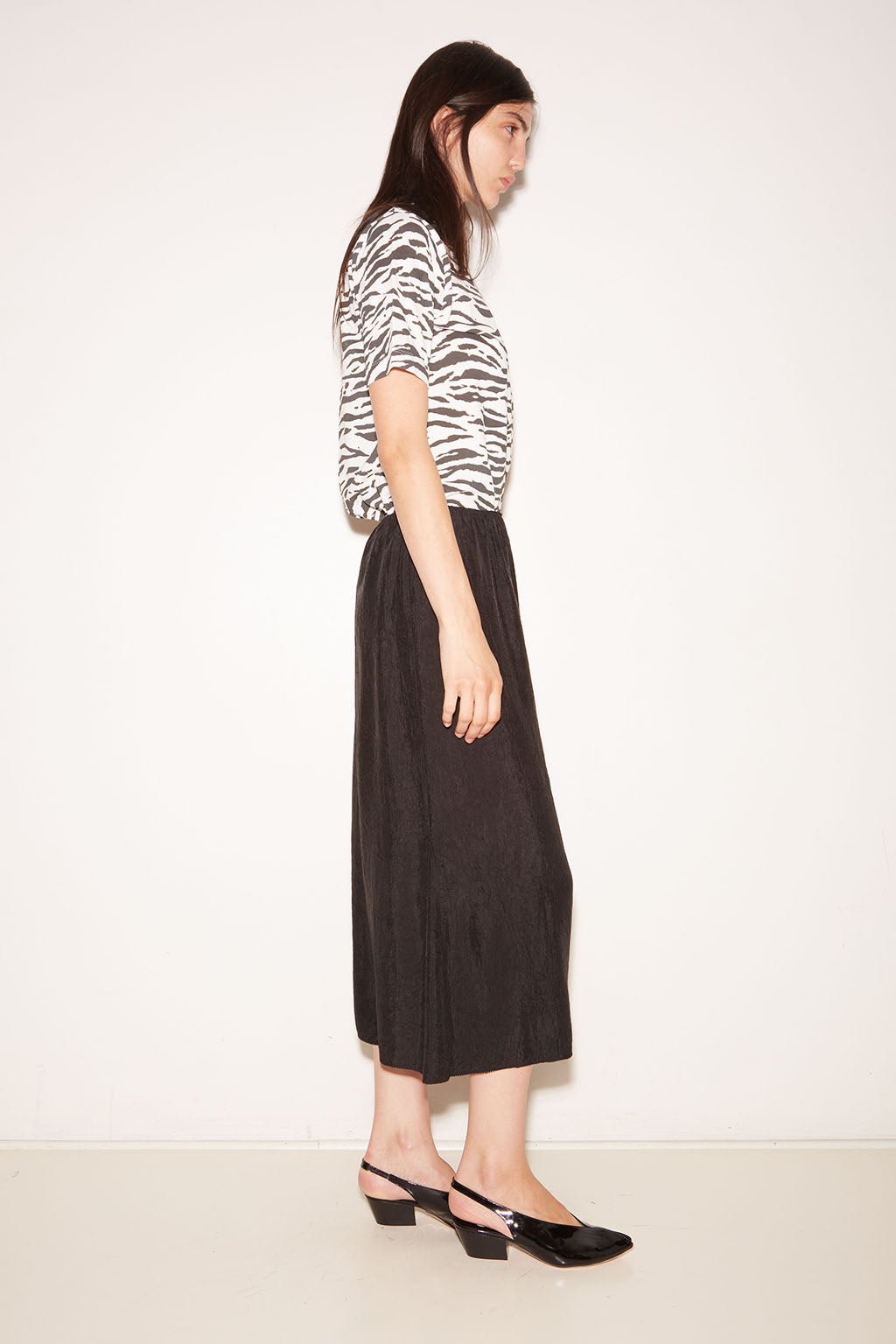 JUPE MIDI ROSIE EN SATIN D'ACÉTATE CHARBON - ROSEANNA