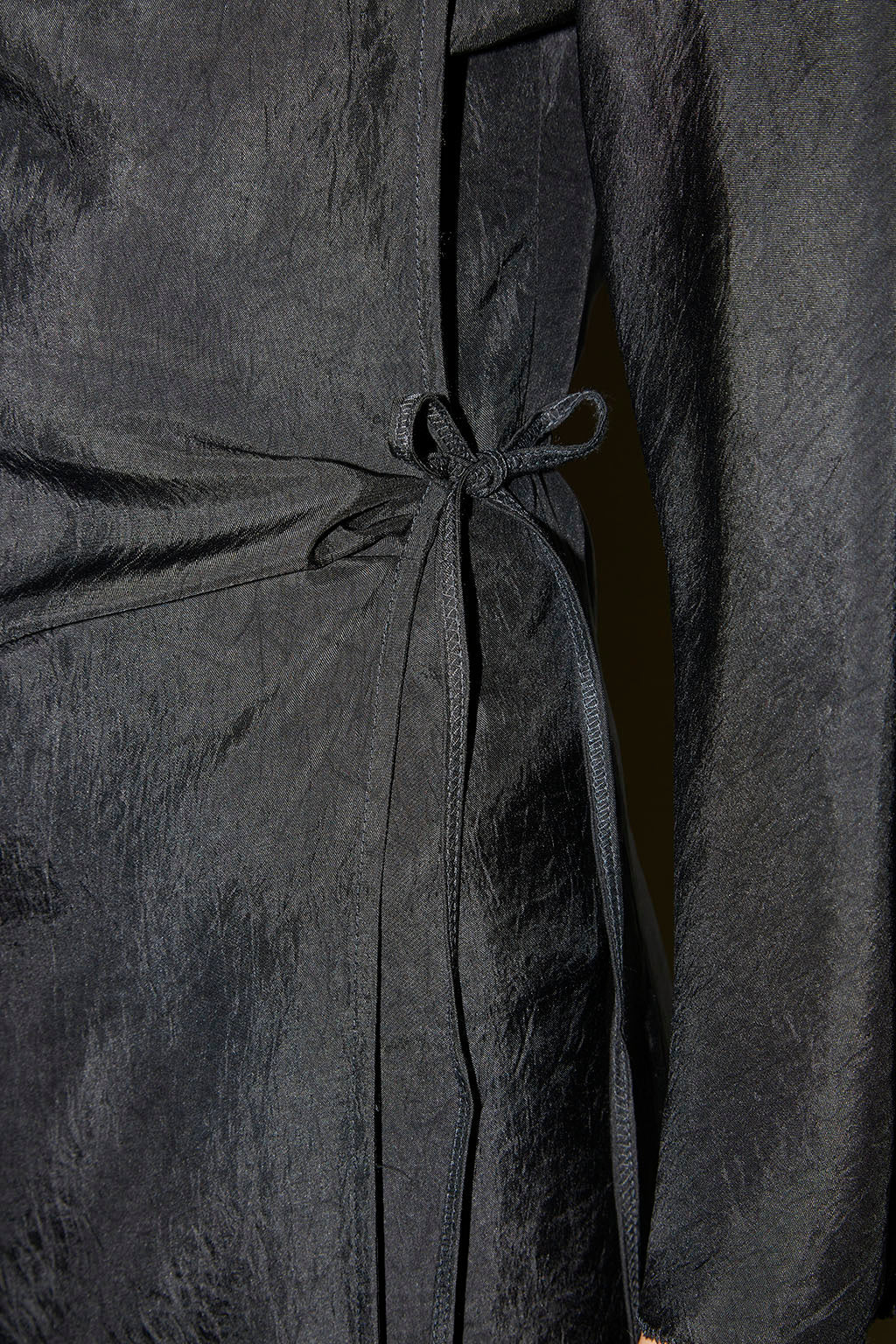 ROBE PORTEFEUILLE TAYLOR EN SATIN D'ACÉTATE CHARBON - ROSEANNA