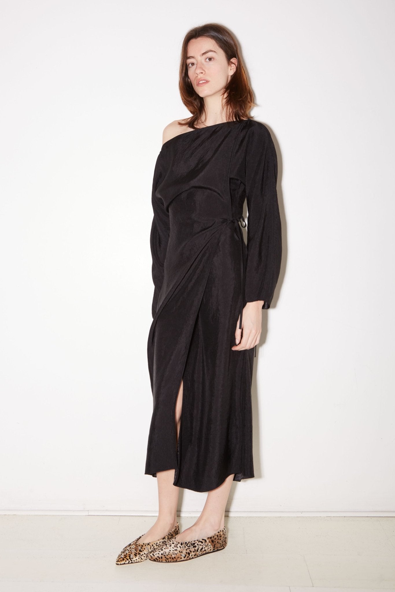 ROBE PORTEFEUILLE TAYLOR EN SATIN D'ACÉTATE CHARBON - ROSEANNA