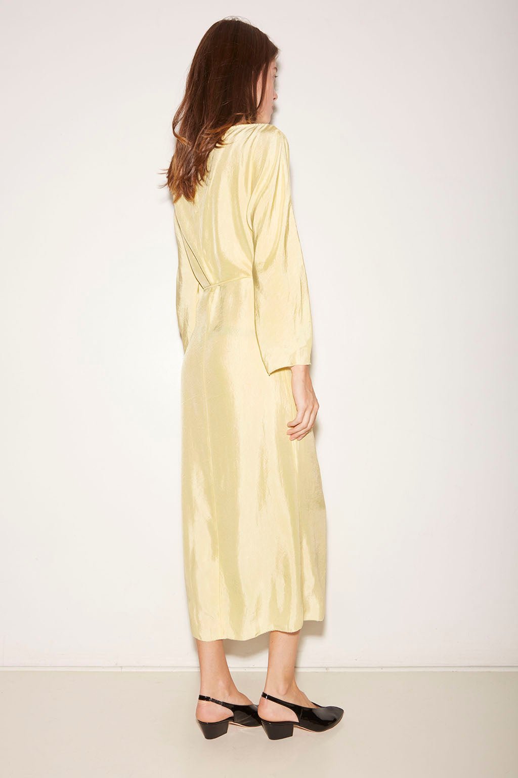 ROBE PORTEFEUILLE TAYLOR EN SATIN D'ACÉTATE JAUNE - ROSEANNA